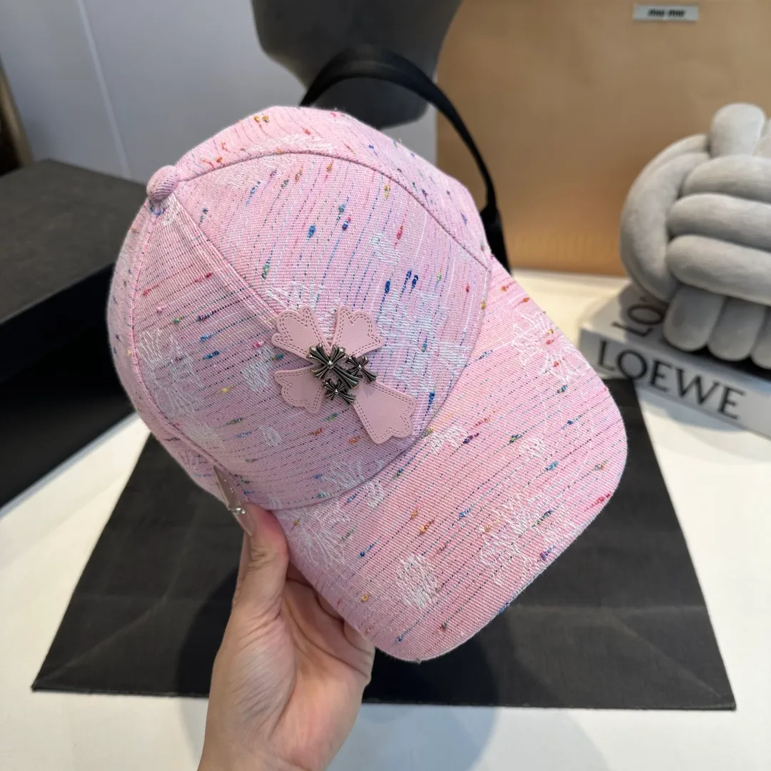 P56 Crow Heart 🆕🆕New baseball cap, personalized fashion classic cross logo, casual with a cool feeling, unisex style, same style for men and women! Very easy to match! Head circumference: 56-58cm is available
